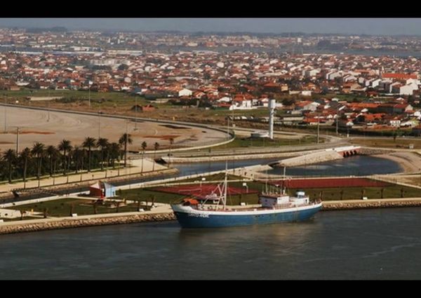 Apartamento T2 Mobilado na Praia da Barra.
