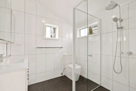 Bright and Spacious Duplex - Photo 5