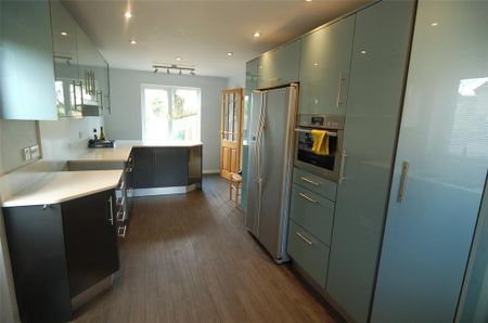 4 bedroom detached house to rent - Photo 5