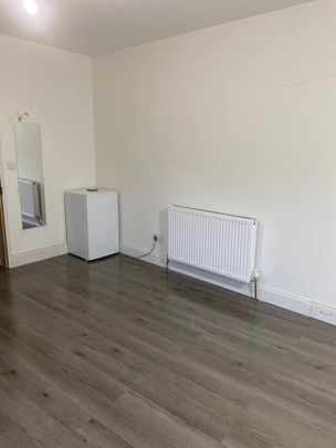 Studio Flat, Athelstan Road, SO19 - Photo 1