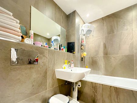 Flat to rent on - Photo 2