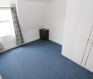 3 bedroom flat to rent - Photo 4