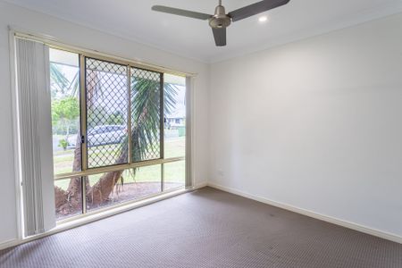 Lovely Family Home In Central Coomera - Photo 4