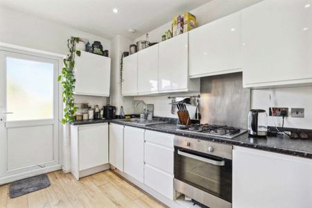 Bloemfontein Road, Shepherds Bush, W12 - Photo 3