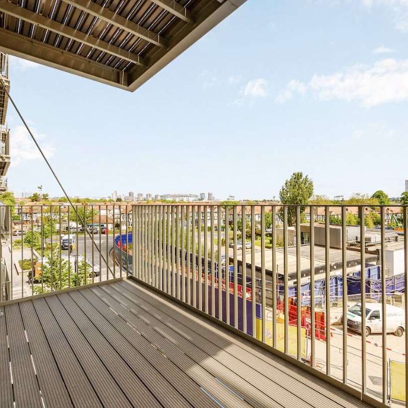 A fantastic two bedroom apartment available in canal side development. - Photo 1