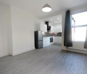 3 Bedroom House - Mid Terrace To Let - Photo 2