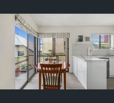 5/100 Bell St, Kangaroo Point, Qld 4169 - Photo 2