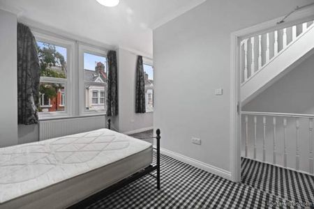 4 bedroom property to rent in London - Photo 2