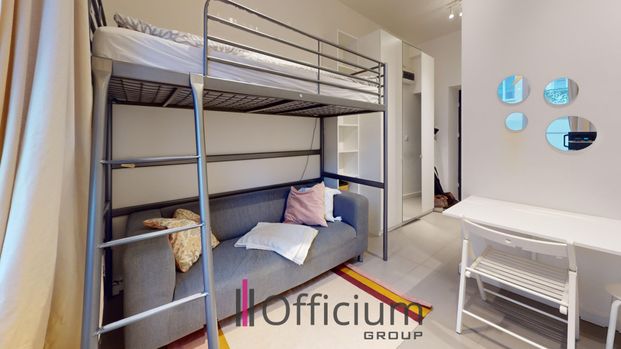 Kawalerka w kamienicy na Pradze Płd. - Photo 1