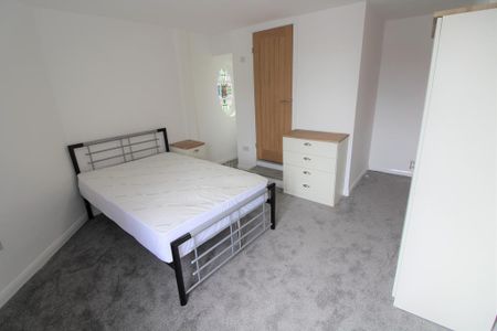 1 bedroom in a house share to rent - Photo 2