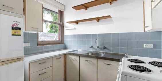 Private Top-Floor Apartment with Village Convenience - Photo 3