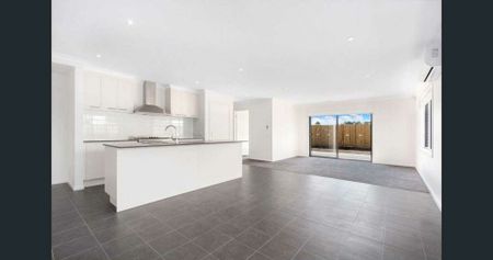 16 Rimple Way, Beaconsfield VIC - Photo 2