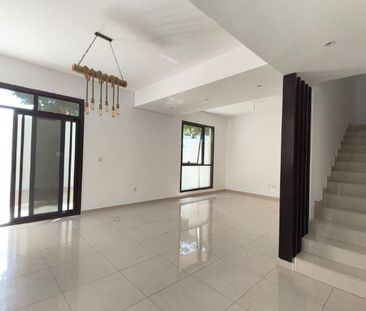 Spacious 3 BR Townhouse at Nasma Residence with Garden & Pool - Photo 5