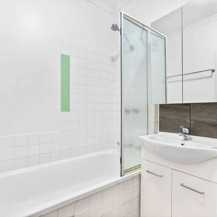 “Two Bedroom Apartment In Parkdale” - Photo 1