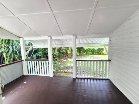 CHARMING BEACHSIDE COTTAGE - Photo 4