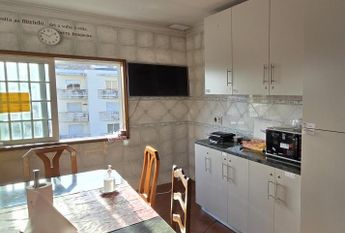 Quarto com cama casal zona Hospital Sao Joao e Universidades