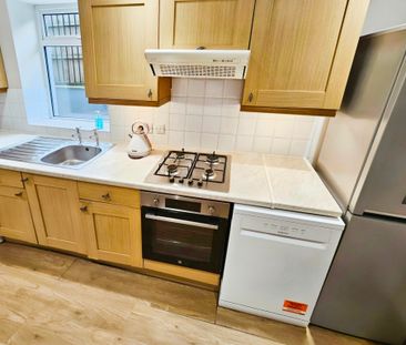 One bedroom Conversion Flat Close to Beddington Park and Wallington... - Photo 4