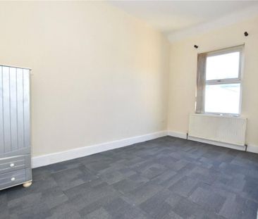 4 bedroom end of terrace house to rent - Photo 3