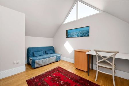 Beautifully presented five-bedroom family home, situated in a peaceful Esher cul-de-sac. - Photo 4