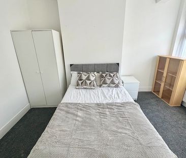 Room in a Shared House, Lawrence Avenue, E12 - Photo 1