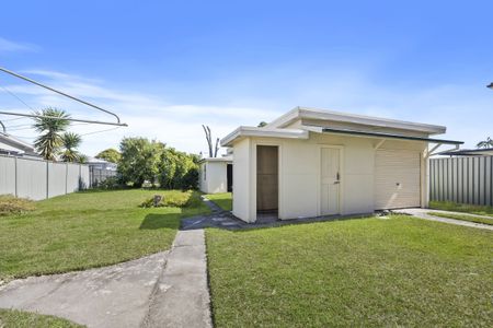 Two Bedroom Cottage in Convenient Location - Photo 3