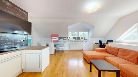 3D OBHLIADKA - Veľký 2-izbový podkrovný byt s rozlohou 62 m2 + terasa –Alžbetin dvor - Photo 2