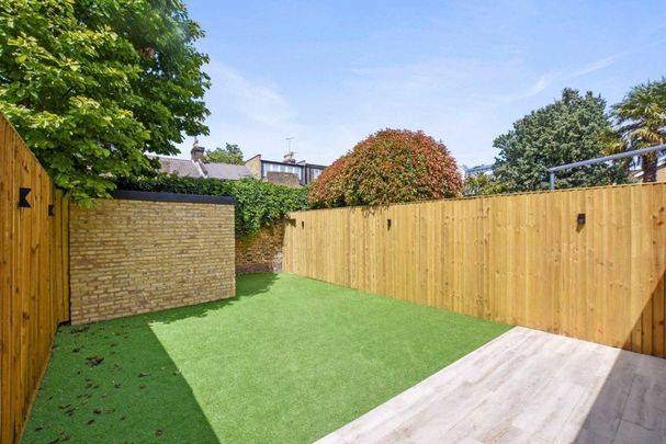 Avondale Park Gardens, Notting Hill, W11 - Photo 1