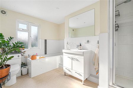 A light and spacious Victorian mid terrace house located on a sought after road in desirable Jericho. - Photo 5
