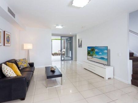 ONE WEEK FREE RENT! Fully Furnished nearly new townhouse ready to move in!!! Close to UQ!!! - Photo 2