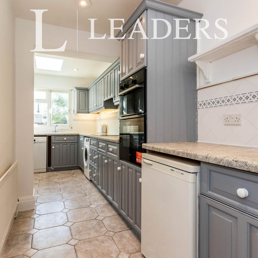 4 bedroom house to rent Caesars Walk, CR4 - Photo 1