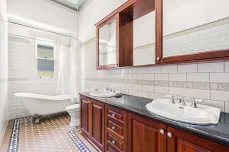 CHARM FILLED FAMILY HOME IN CENTRAL LOCATION - Photo 4