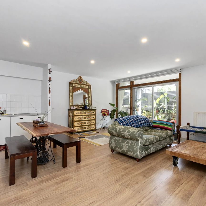 Stylish Ground Floor Apartment with Private Outdoor Space - Furnished! - Photo 1