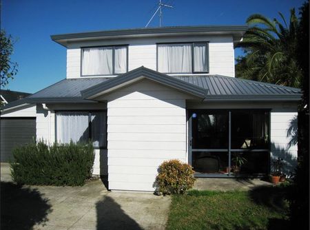 ELLERSLIE - 3 Bedroom House in a good location - Photo 2
