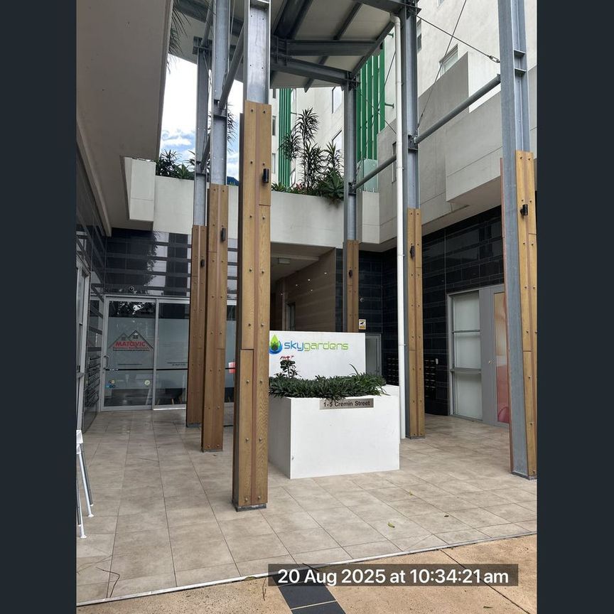 Modern Apartment with Stunning Views – Sky Gardens Building - Photo 1