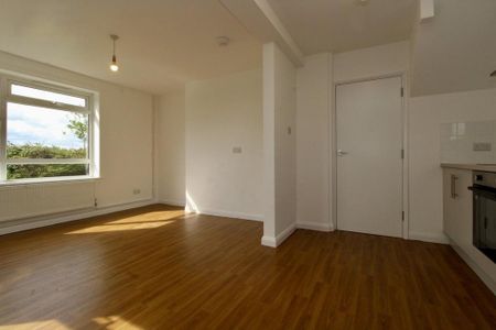 3 bedroom detached house to rent - Photo 2