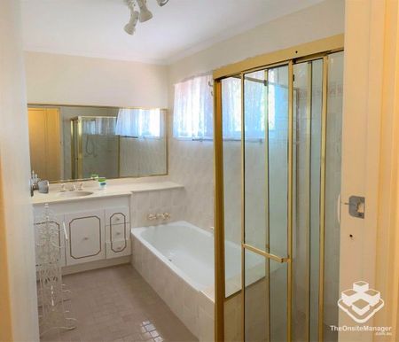 Bills Included! Sunnybank furnished 3 Bed unit with Air-con!! - Photo 2