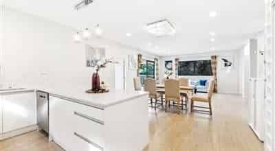 SIX BEDROOM HOUSE IN TOTARA HEIGHTS - Photo 4