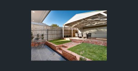 Beautifully renovated and perfectly positioned - Photo 4