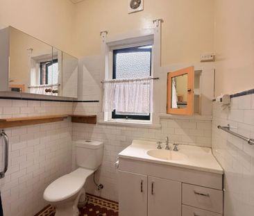 Beautiful 3-Bedroom Home in Prime Ashfield Location - Photo 4