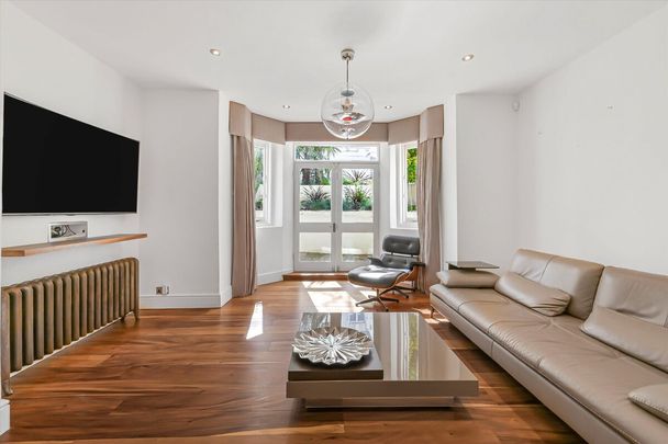 This bright apartment is in the heart of Belsize Park and has a private patio - Photo 1