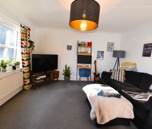 2 bedroom Flat in Flat 4, Leeds - Photo 2