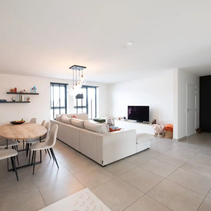 Topper! Ruim 3 gevel-appartement van 118 m² met ruim terras van 21,5 m² en parkeerplaats te Sint-Eloois-Vijve - Foto 1