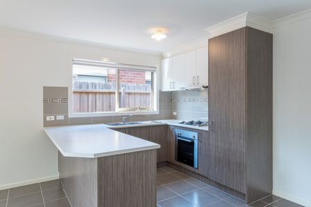 Well maintained unit in quiet central complex! - Photo 2