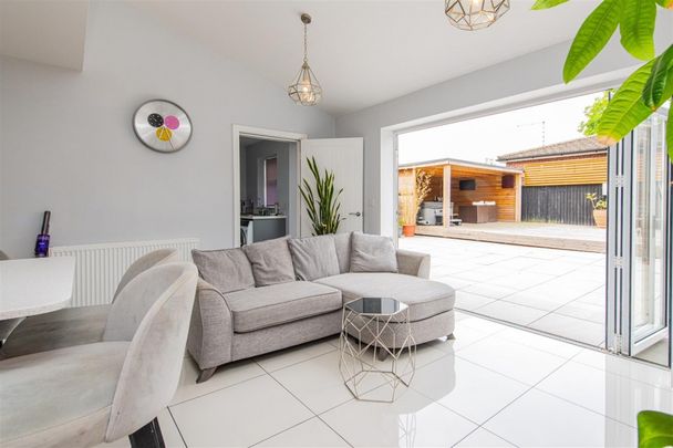 5 bed House - Detached To Let - Photo 1