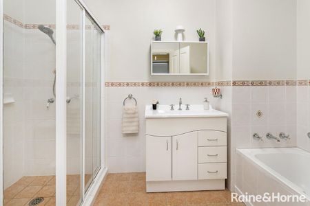 3 Bedroom Townhouse in Prime Location! - Photo 4