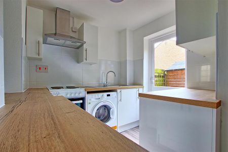 1 bedroom semi-detached house to rent - Photo 5