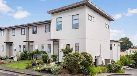 Charming 3BR Townhouse in Avondale! - Photo 3