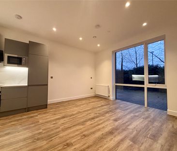 Roop House, Fleet, Hampshire, GU51 - Photo 5