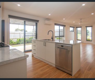 MODERN HOME IN GREAT LOCATION - Photo 5