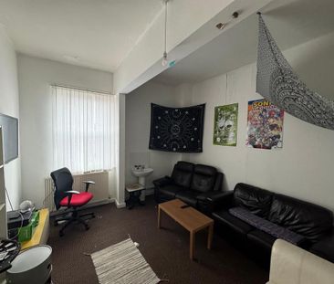 5 bedroom semi-detached house to rent - Photo 2